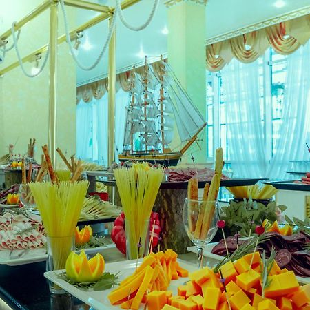 Planeta Hotel & Aquapark Free Beach Access Sunny Beach Ngoại thất bức ảnh A buffet at a hotel