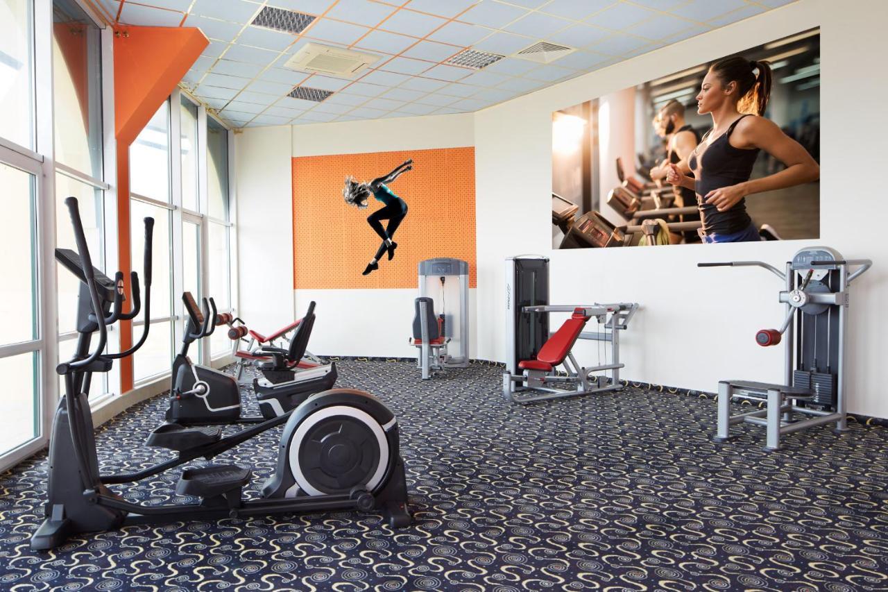 Planeta Hotel & Aquapark Free Beach Access Sunny Beach Ngoại thất bức ảnh A typical gym