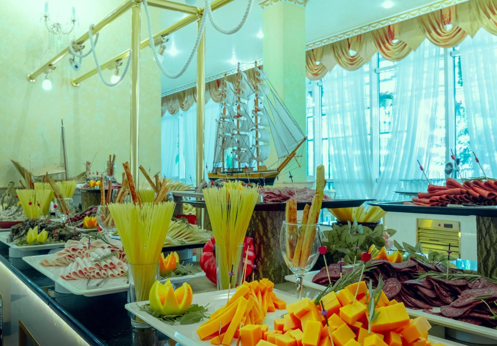 Planeta Hotel & Aquapark Free Beach Access Sunny Beach Ngoại thất bức ảnh A buffet at a hotel