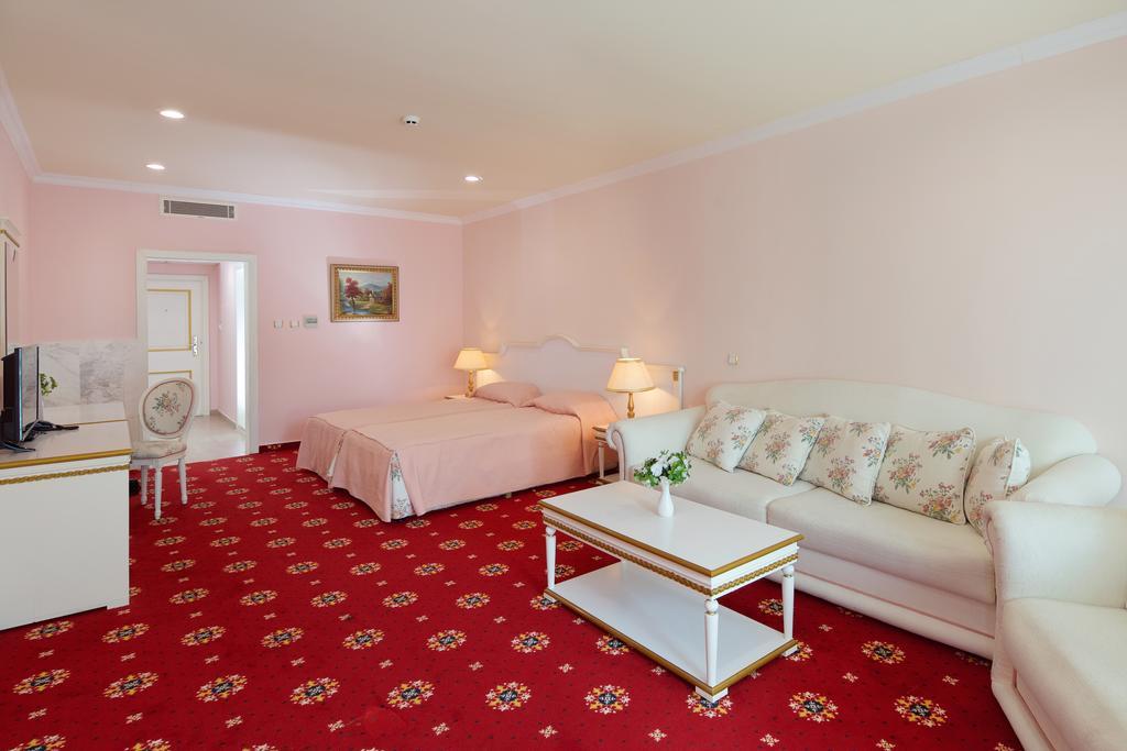 Planeta Hotel & Aquapark Free Beach Access Sunny Beach Ngoại thất bức ảnh A room at the hotel