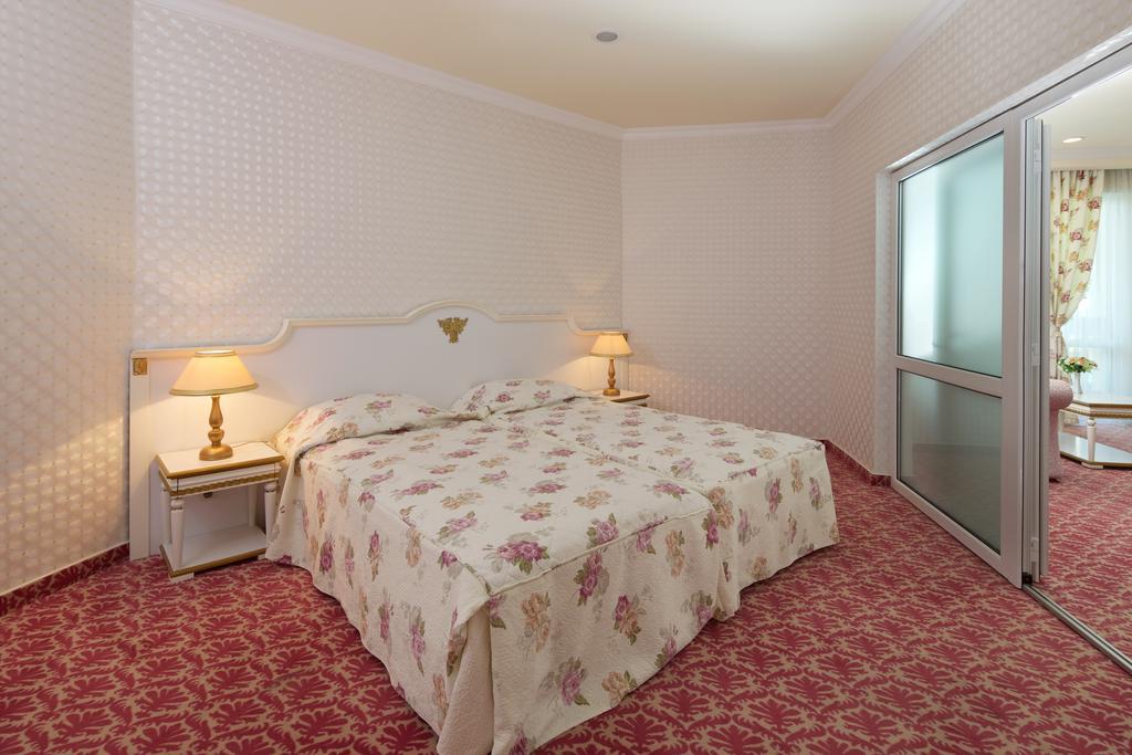 Planeta Hotel & Aquapark Free Beach Access Sunny Beach Ngoại thất bức ảnh A bedroom at the hotel