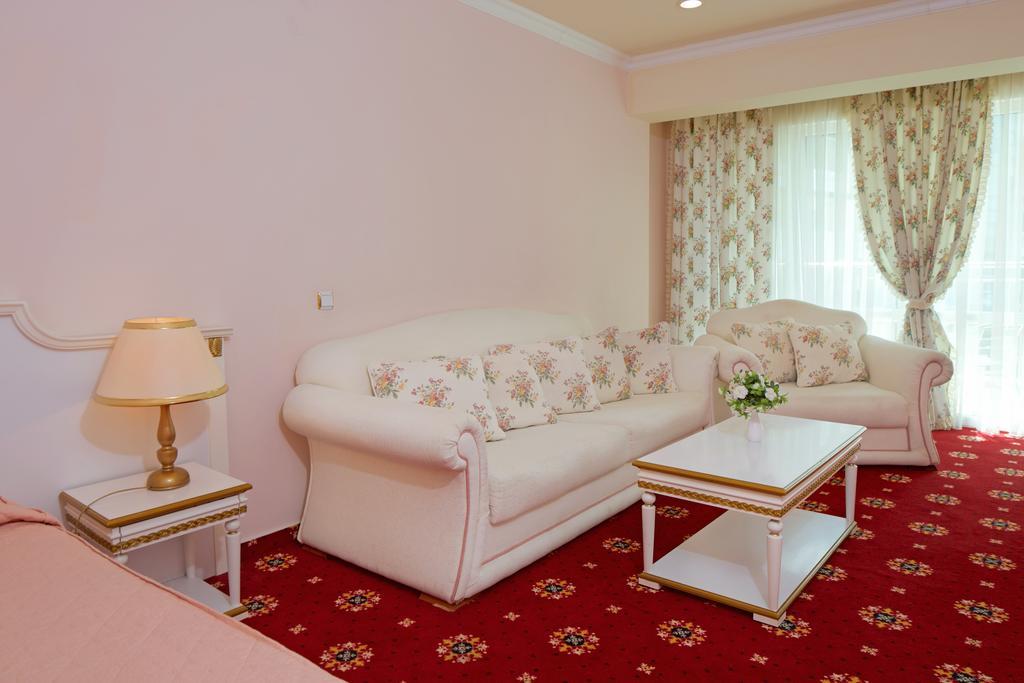 Planeta Hotel & Aquapark Free Beach Access Sunny Beach Ngoại thất bức ảnh A room at the hotel