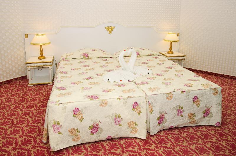 Planeta Hotel & Aquapark Free Beach Access Sunny Beach Ngoại thất bức ảnh A bed with a bedsheet